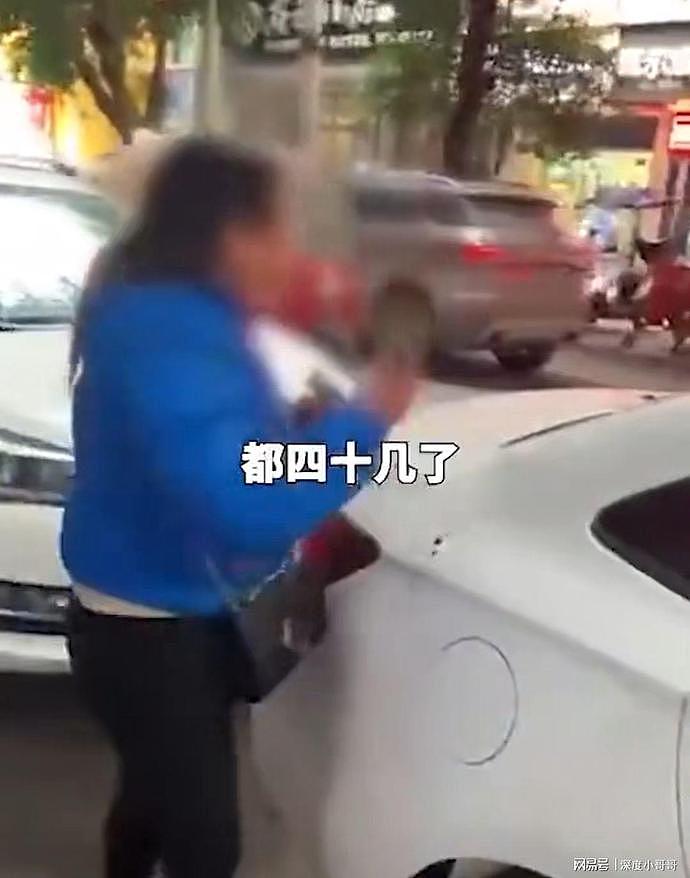 中国女子当街怒砸白色轿车，控诉丈夫：四十岁的老男人还到处嫖婆娘（视频/组图） - 3
