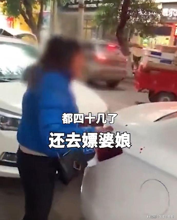 中国女子当街怒砸白色轿车，控诉丈夫：四十岁的老男人还到处嫖婆娘（视频/组图） - 4