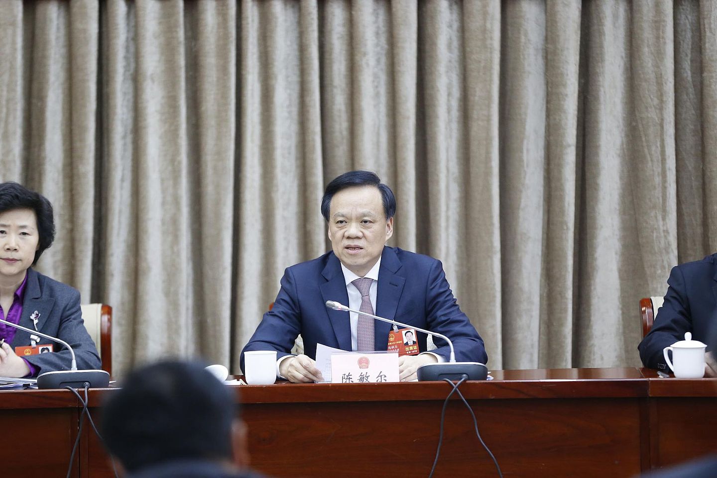 陈敏尔是第一位60后省委书记，图为2018年3月6日，中国十三届全国人大一次会议时，重庆代表团全体会议向媒体开放，重庆市委书记陈敏尔在会上发言。（VCG）