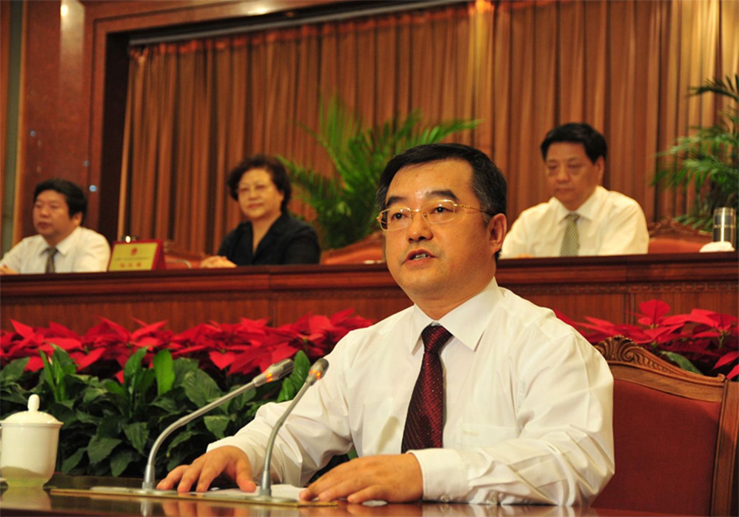 张庆伟在2002年即成为中共中央委员，也是第一位60后中共中央委员。（河北人大网）