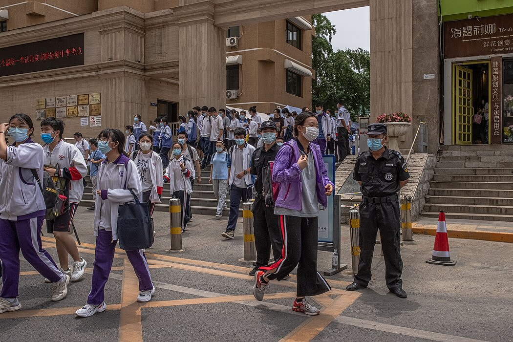 北京高中生参加高考的第一天。一些中国大学对女生有更高的录取分数要求。