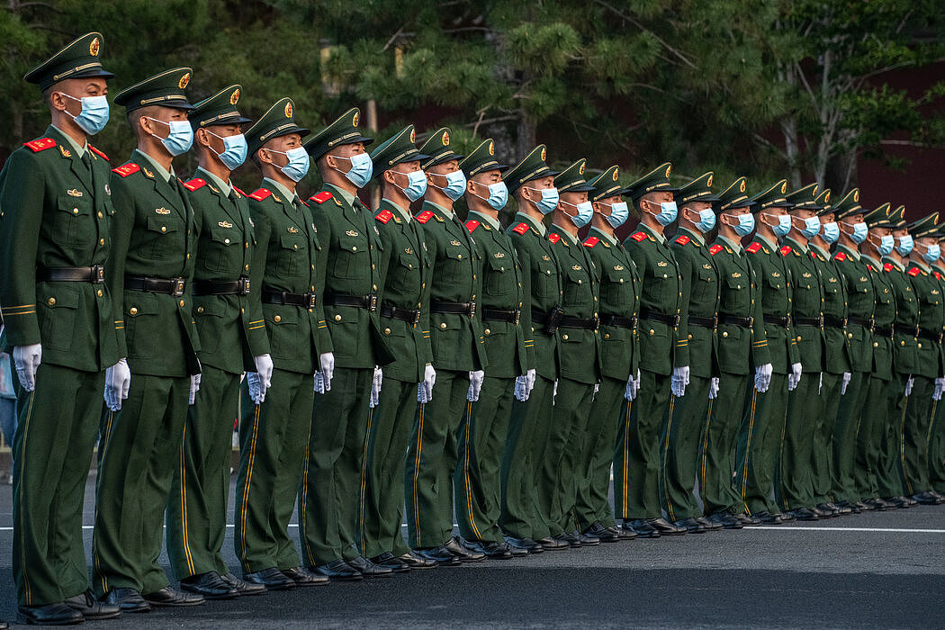 10月1日国庆期间，军人在北京列队。在中国，女性需要比男性得分高得多才能进入军事院校。