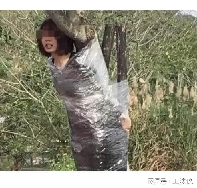 中国男子将妻子绑树上5个月活活饿死，就地掩埋后，立即注销妻子户口（组图） - 1