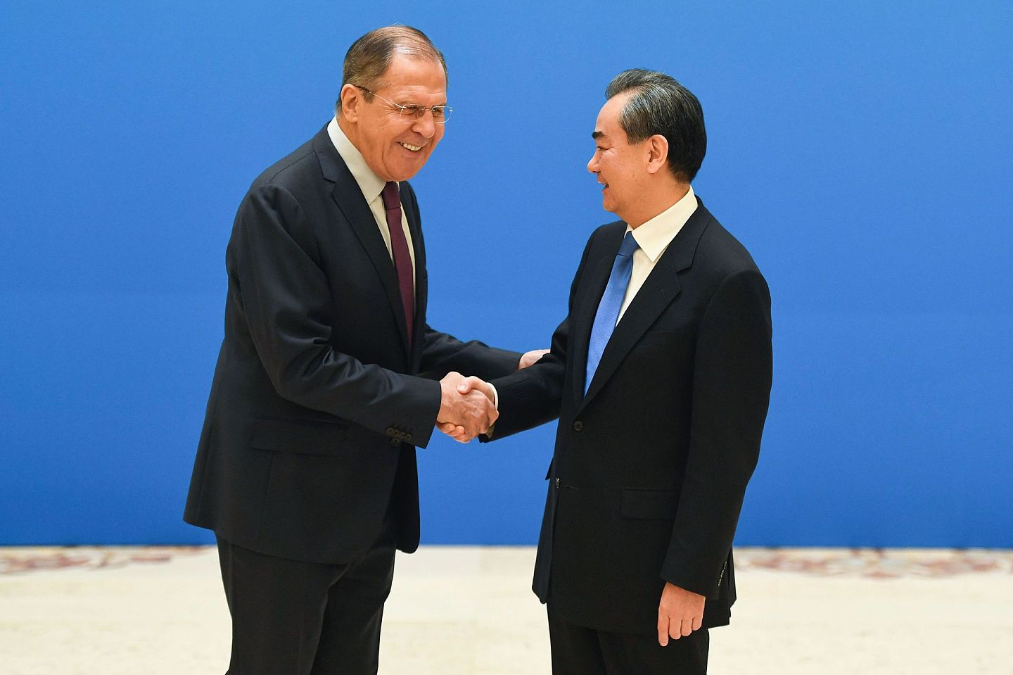 2018年4月24日，上海合作组织成员国外长理事会会议在北京举行。王毅欢迎参会的俄罗斯外交部长拉夫罗夫。 （Reuters）