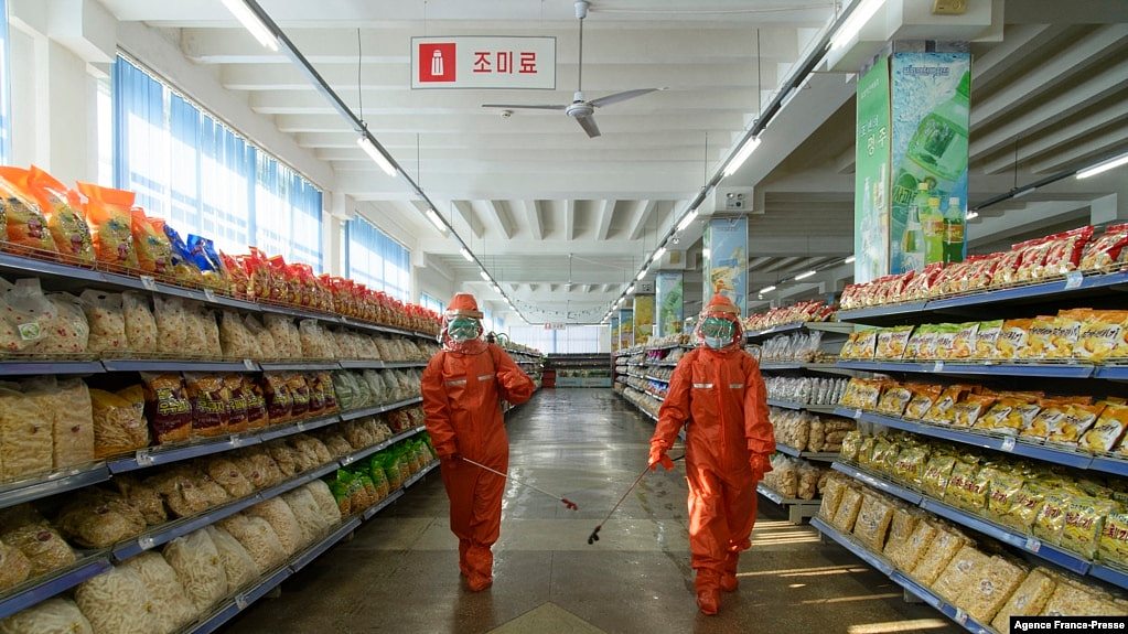 2021年10月20日，朝鲜首都平壤一家百货店工作人员在喷洒预防新型冠状病毒的消毒剂。（法新社）