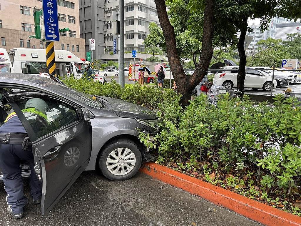 台北市信义区一名Uber驾驶疑癫痫发作，冲对向车道连撞6车酿4伤。 (林郁平翻摄)