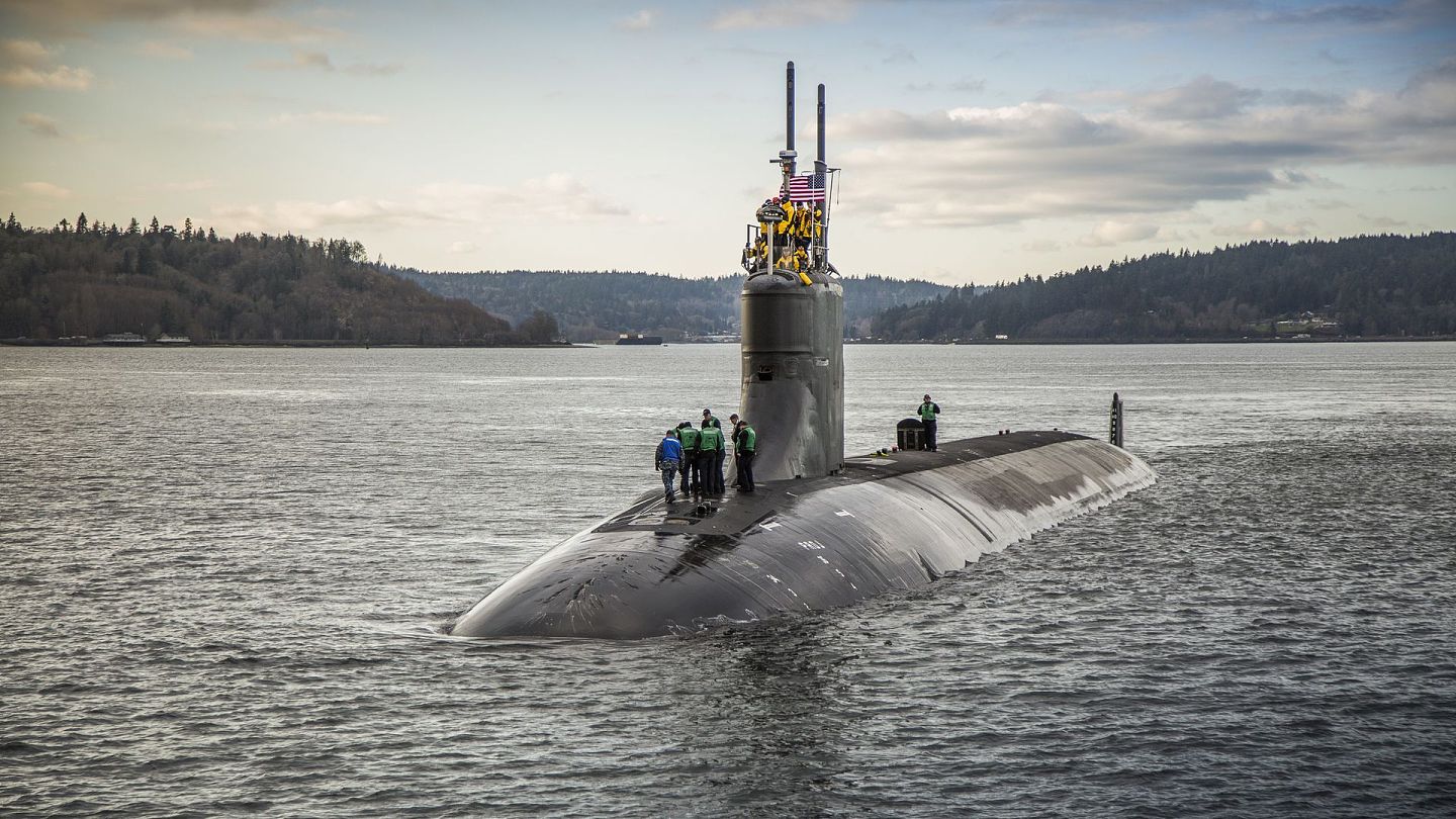 2016年12月15日，美军“康涅狄格”号核动力潜艇离开美国华盛顿州的海军基地。（AP）