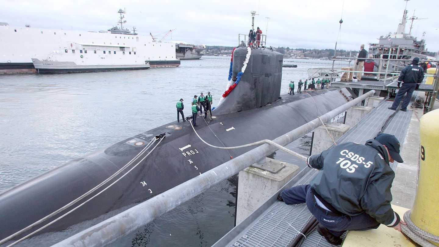 “康涅狄格”号是一艘海狼级核动力快速攻击潜艇，在1997年下水，1998年开始服役。（AP）