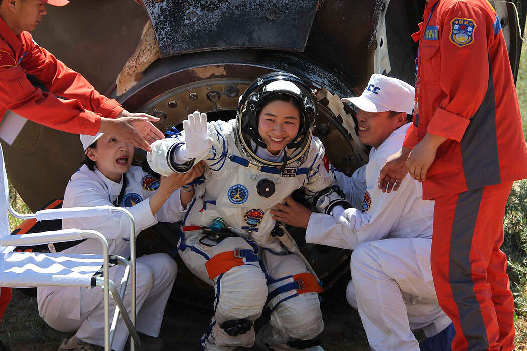 首位进入太空的中国女宇航员刘洋上校在2012年执行了神舟九号任务。