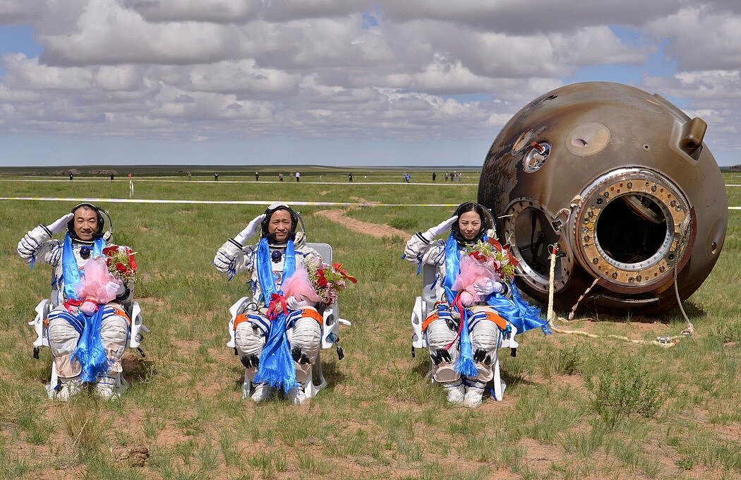 王亚平（右）在 2013 年第一次太空任务结束时说：“对我来说，宇航员不是一种职业，而是一种事业，我非常热爱这份事业。”