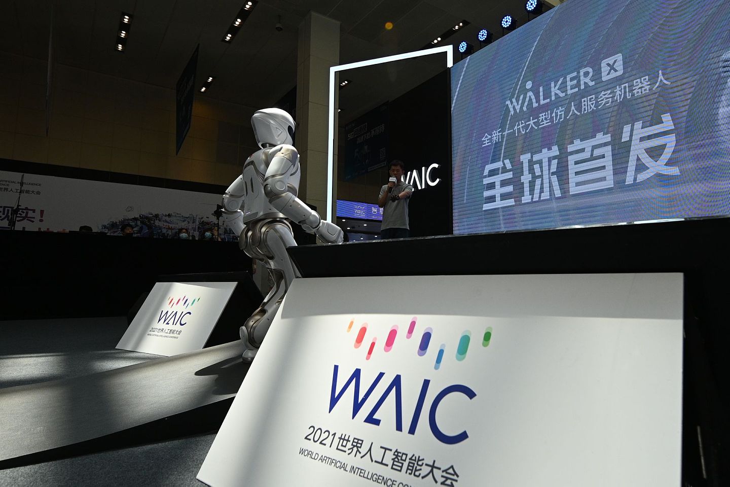 美国国防部前首席软件官尼古拉斯·沙朗（Nicolas Chaillan）日前表示，中国已在人工智能领域超越美国。2021世界人工智能大会上展出的大型仿人服务机器人。（新华社）