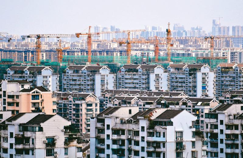 中国房地产税试点工作将展开，首波城市可能包括杭州。图为杭州楼房。（中新社）