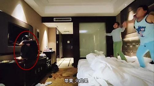 疫情下，男子带俩孩子游泳，忽然被隔离！那画面简直不忍看…满屏生无可恋（组图） - 1