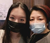 主持人李咏去世3周年忌日，哈文捧白玫瑰悼念，女儿悲痛发文：我很想你（组图）