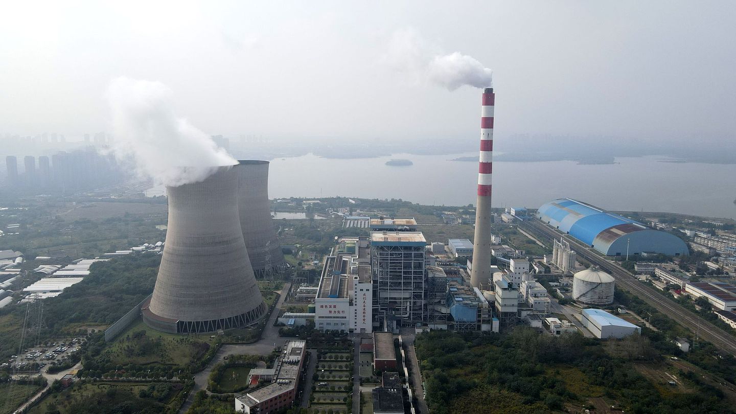 目前燃煤发电仍是中国的主要能源来源，要推动能源结构转型需要久久为功，持续改进，不能采取一刀切的政策。（新华社）
