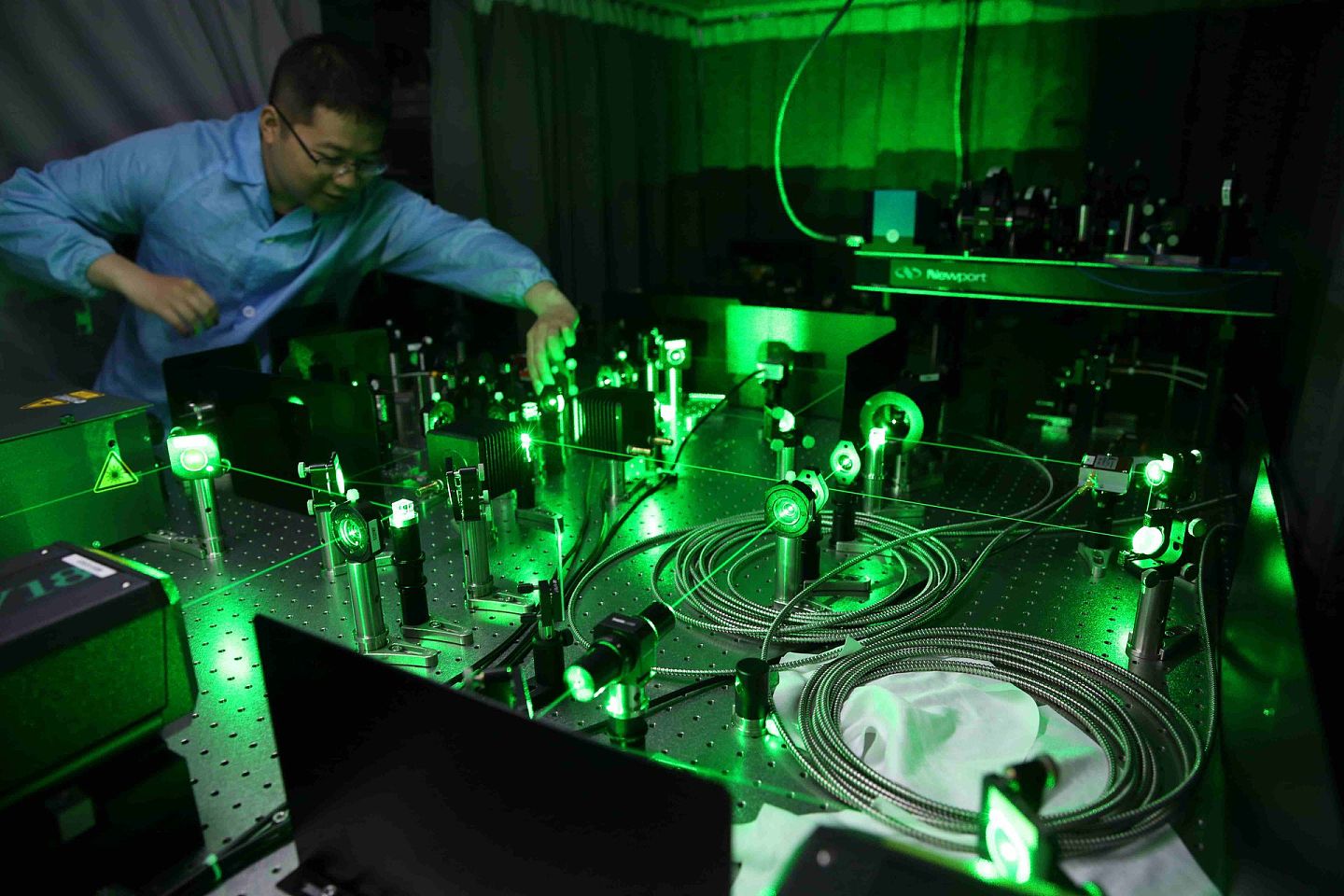 中国科研人员在实验室开展量子技术研究。（视觉中国）