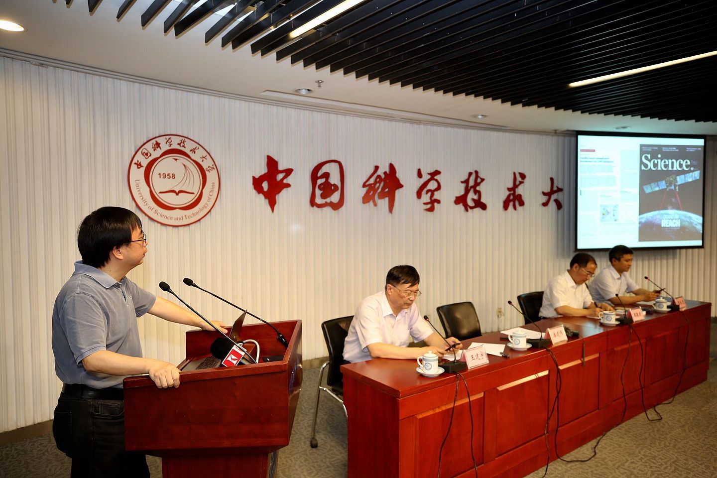2017年6月16日，中国科学技术大学潘建伟教授在发布会上介绍情况。（新华社）