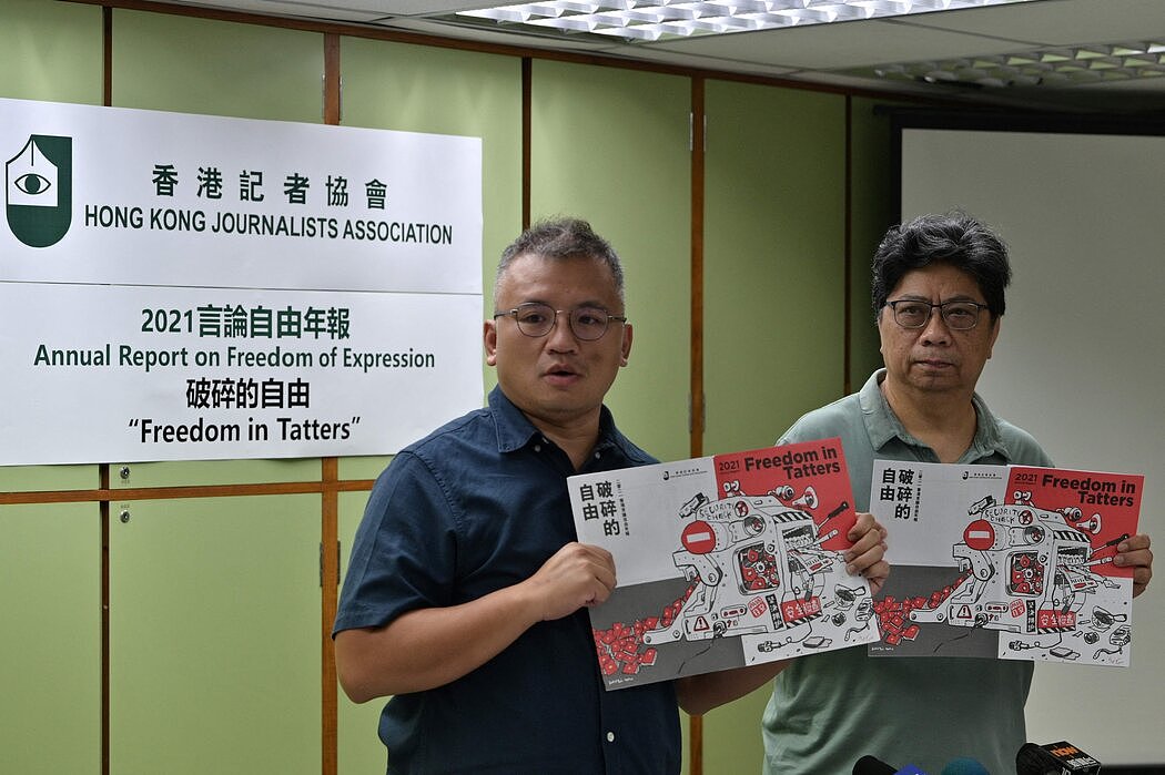 香港记者协会主席陈朗昇（左）。他说：“我们了解中华人民共和国记者的历史。”