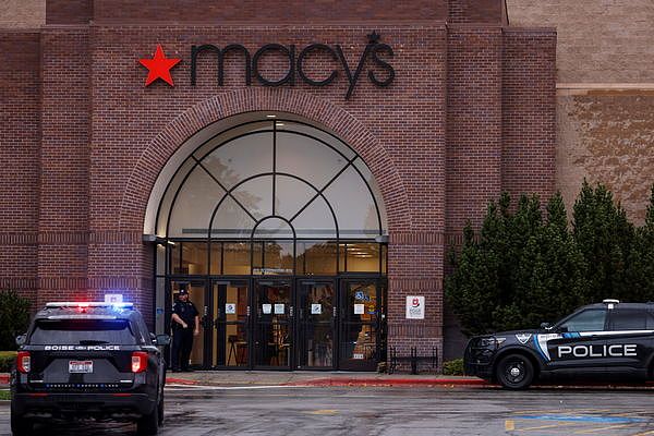 ▲▼ 美国购物中心25日发生枪案，至少2死6伤。 （图／路透）