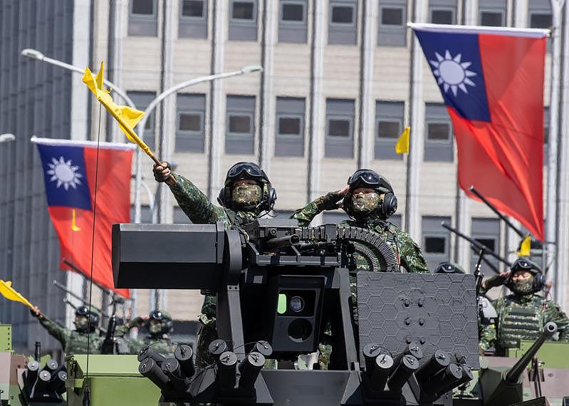 台湾每年有8万人应征入伍，还有近220万后备军人，但目前最紧迫的问题在于军事准备不足和士气低落。图为今年双十国庆陆军装甲车通过总统府前向观礼台敬礼。(记者季相儒╱摄影)
