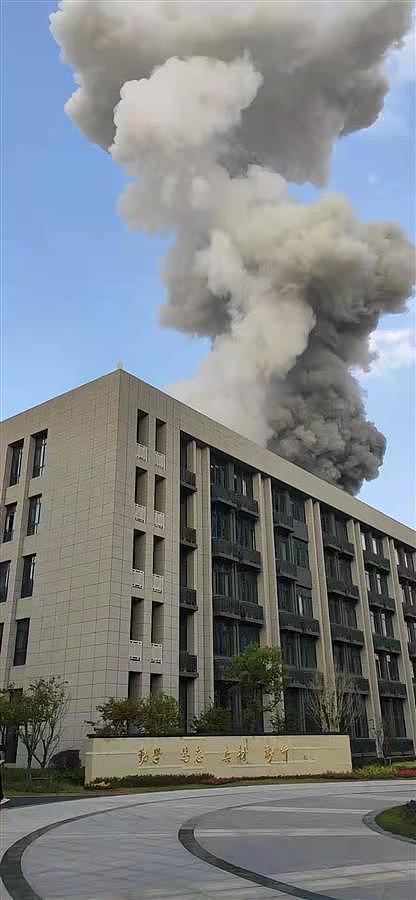 南航大实验楼爆燃2名伤者仍在ICU抢救，有家属连夜从北京赶赴南京