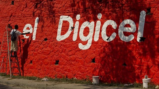 海地太子港市郊佩蒂翁维尔一名工人在墙壁上画上Digicel广告（资料图片）