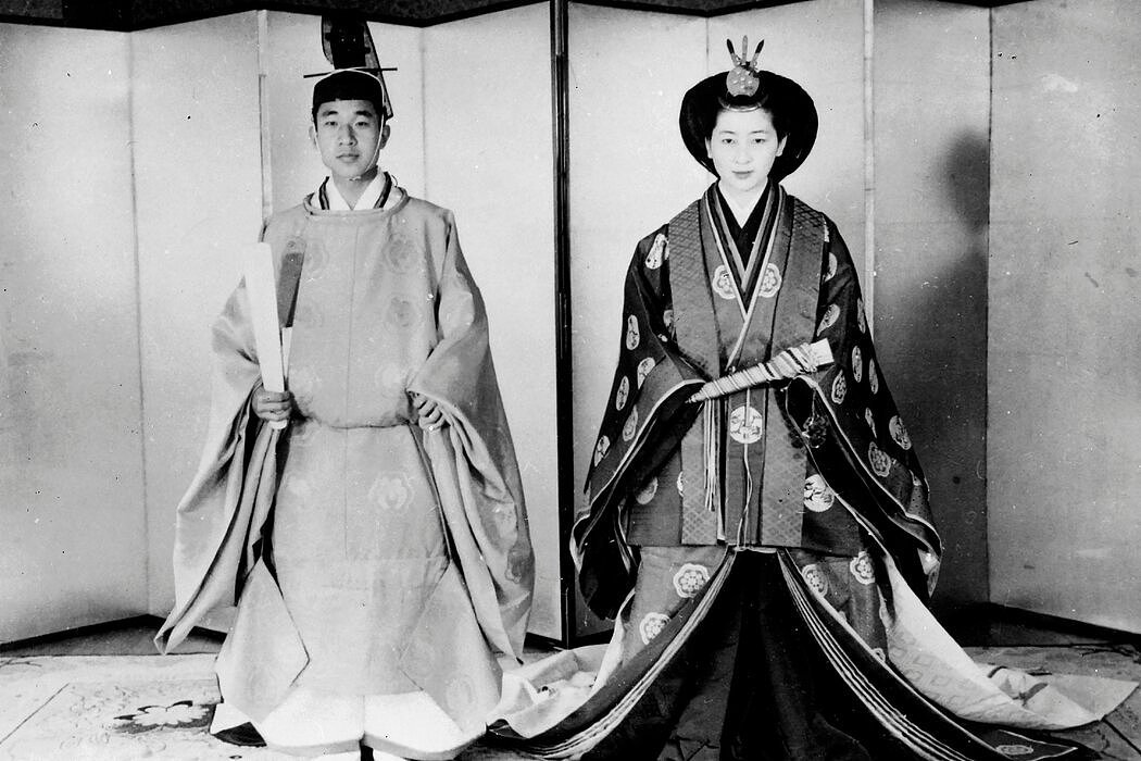 1959年，明仁和美智子在东京皇宫举行婚礼。美智子成为几个世纪以来第一个嫁入皇室的平民。