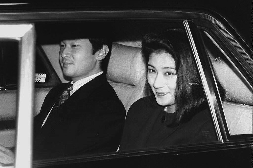 1993年，皇太子德仁和未婚妻小和田雅子。雅子是哈佛毕业生，嫁给德仁时是一名迅速崛起的外交官，职业前景广阔。