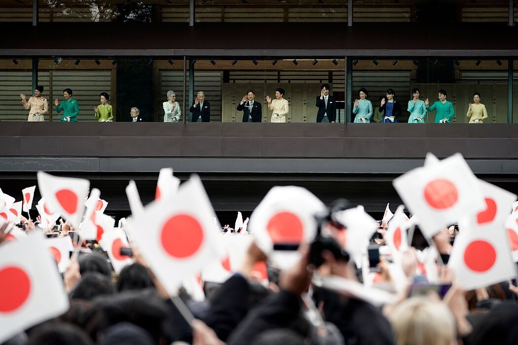去年，皇室在东京皇宫公开露面。