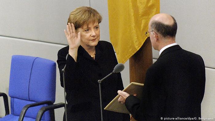 Bundeskanzlerin Angela Merkel (CDU) wird am 22.11.2005 im Deutschen Bundestag in Berlin durch Bundestagspräsident Norbert Lammert vereidigt. Foto: Guido Bergmann (dpa)