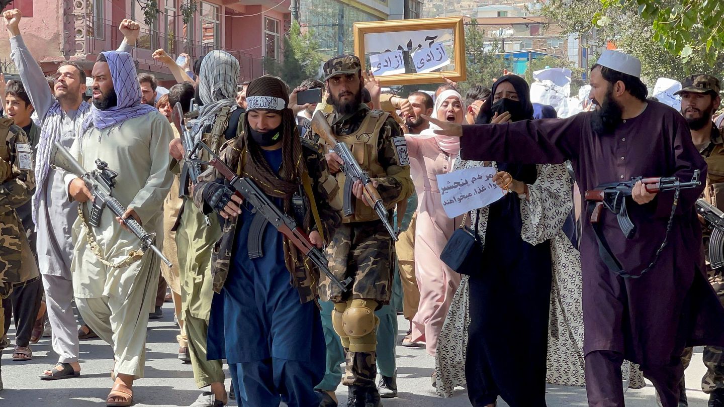 到9月7日，部分喀布尔示威者在塔利班的保护下举行示威游行，这种局面较之以往塔利班驱逐示威者的情况，似乎发生了一点质变。（路透社）