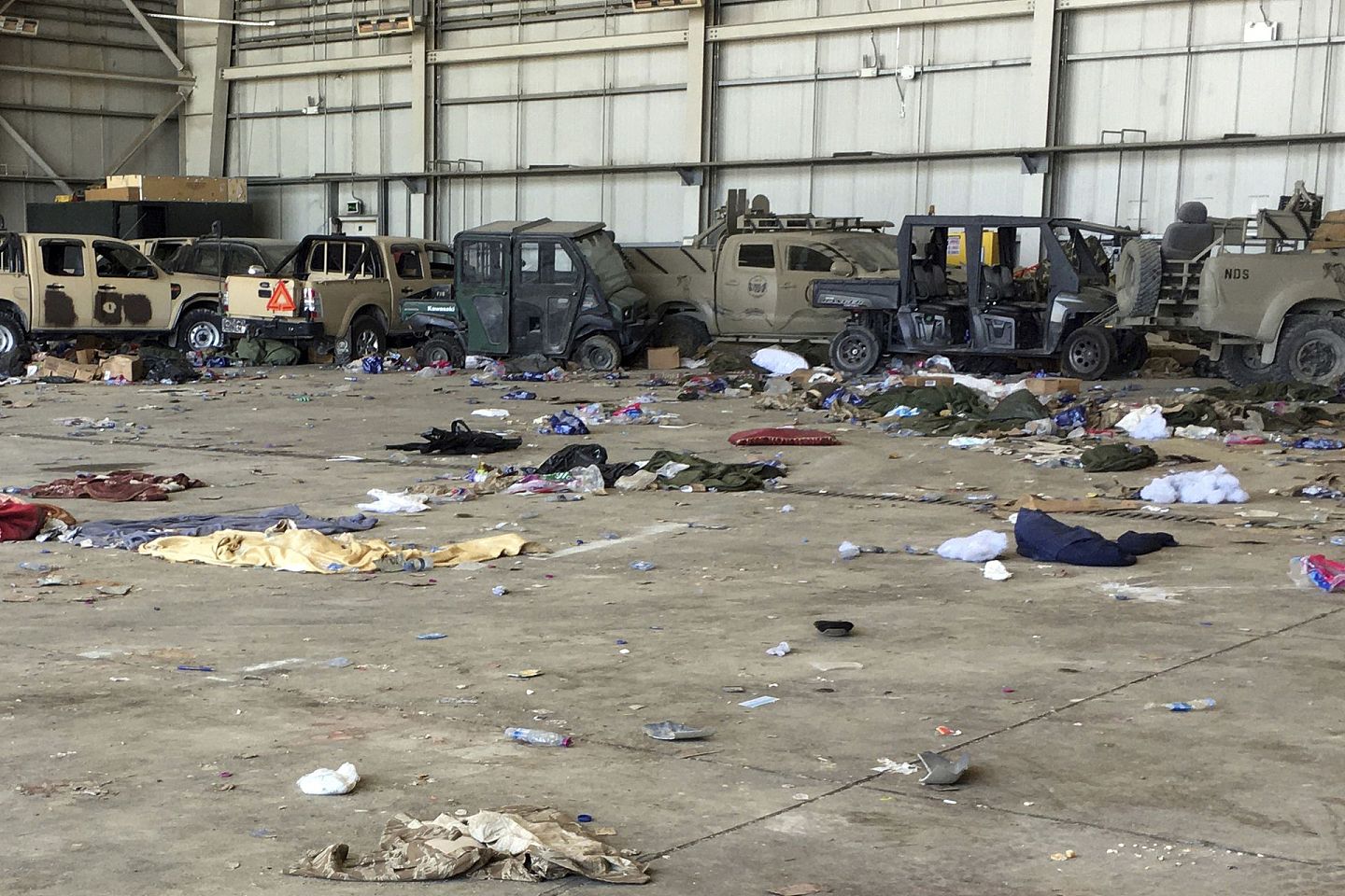 在美军撤离之后，喀布尔国际机场的垃圾仍需时日加以全面清理。（美联社）