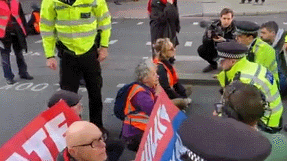 英国抗议者用胶水把自己粘在马路上，造成伦敦早高峰大堵车（图） - 1
