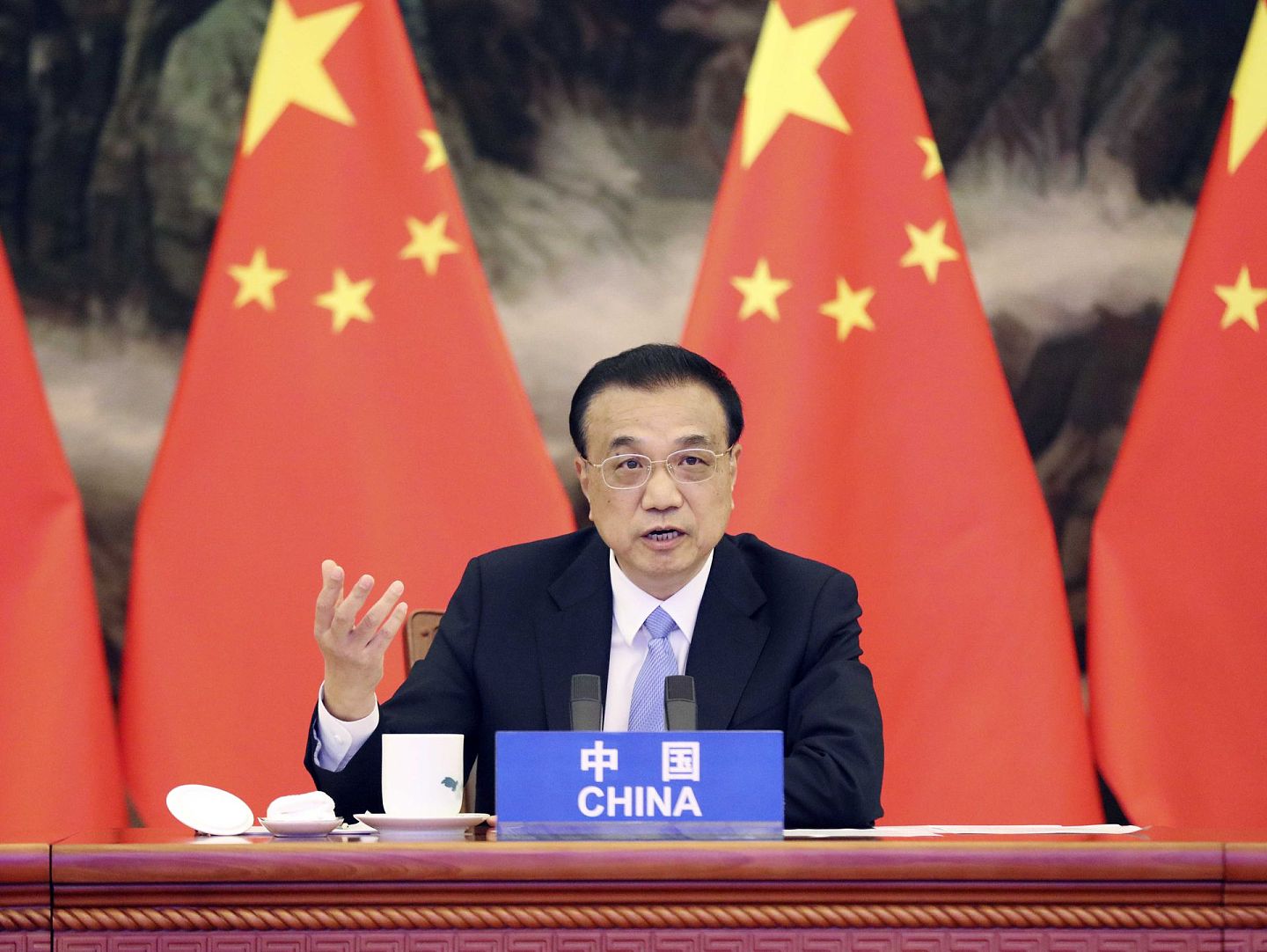 2020年11月15日， 李克强在北京人民大会堂以视频方式出席第四次RCEP领导人会议。（新华社）