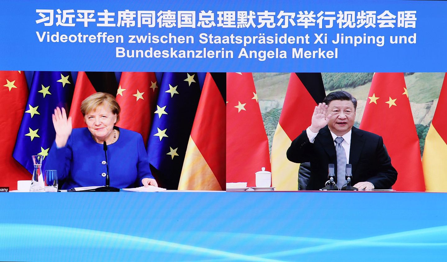 2021年10月13日，中国国家主席习近平（右）同德国总理默克尔举行视频会晤。（新华社）
