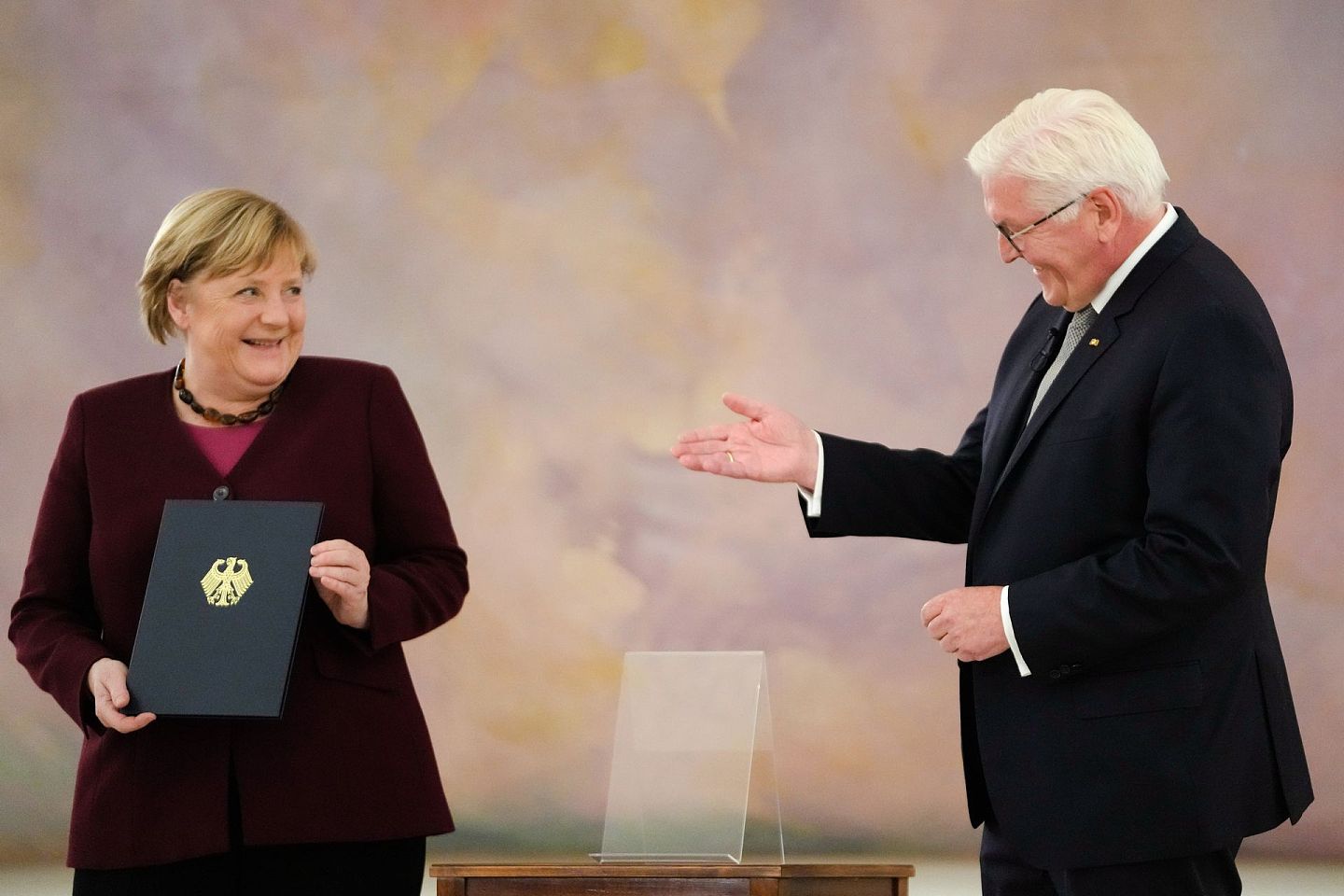 2021年10月26日，德国代理总理默克尔（左）在柏林接受德国总统施泰因迈尔（右）递交的任期结束通知。（AP）