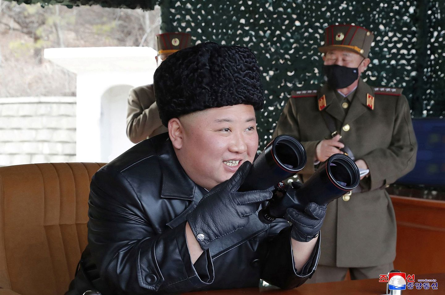 朝鲜中央通讯社(KCNA)于2020年3月2日发布的图片显示，朝鲜领导人金正恩正在视察朝鲜人民军远端炮兵分队的演习。（Reuters）