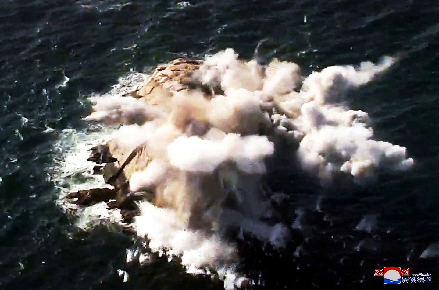 朝鲜中央通讯社(KCNA)于2020年3月2日发布的图片显示，朝鲜领导人金正恩视察朝鲜人民军远端炮兵分队演习时，一枚导弹在水中爆炸。（Reuters）