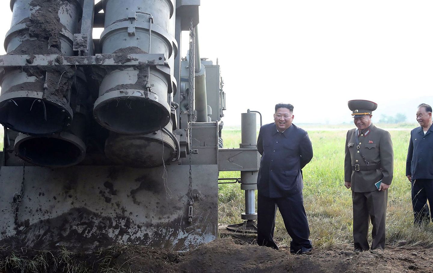 当地时间2019年9月10日，朝鲜当天向朝鲜半岛东部海域方向试射两枚短程发射体，两枚发射体最大射程均可达到大约330公里，朝鲜最高领导人金正恩在现场指导发射。（视觉中国）