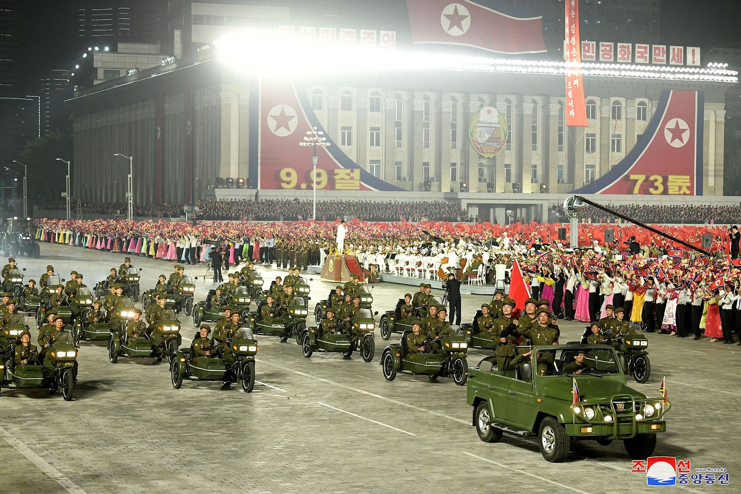 朝鲜中央通讯社于2021年9月9日提供的这张未注明日期的图片中，军事人员参加了在平壤金日成广场举行的庆祝共和国成立73周年阅兵。（Reuters）