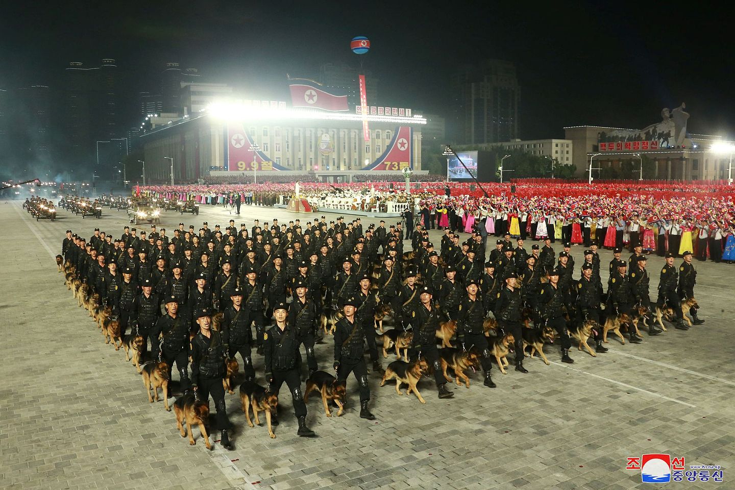朝鲜中央通讯社于2021年9月9日提供的这张未注明日期的图片中，军事人员参加了在平壤金日成广场举行的庆祝共和国成立73周年阅兵。（Reuters）