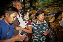 缅甸释放约5000名政治犯，但随后再次拘捕部分人（视频）