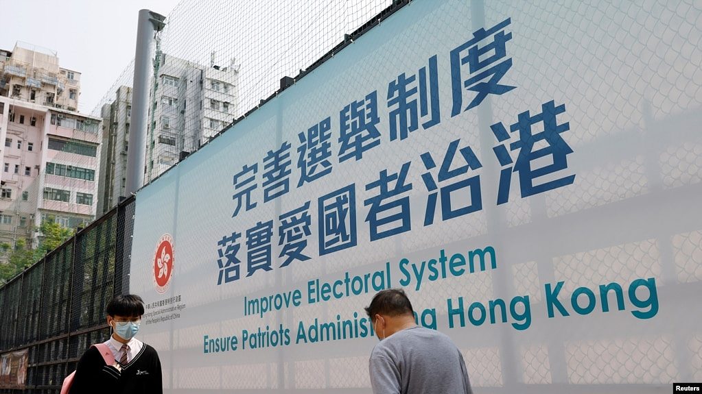 政治气氛改变下香港街上近日越来越多政府的政治广告标语 （路透社照片）