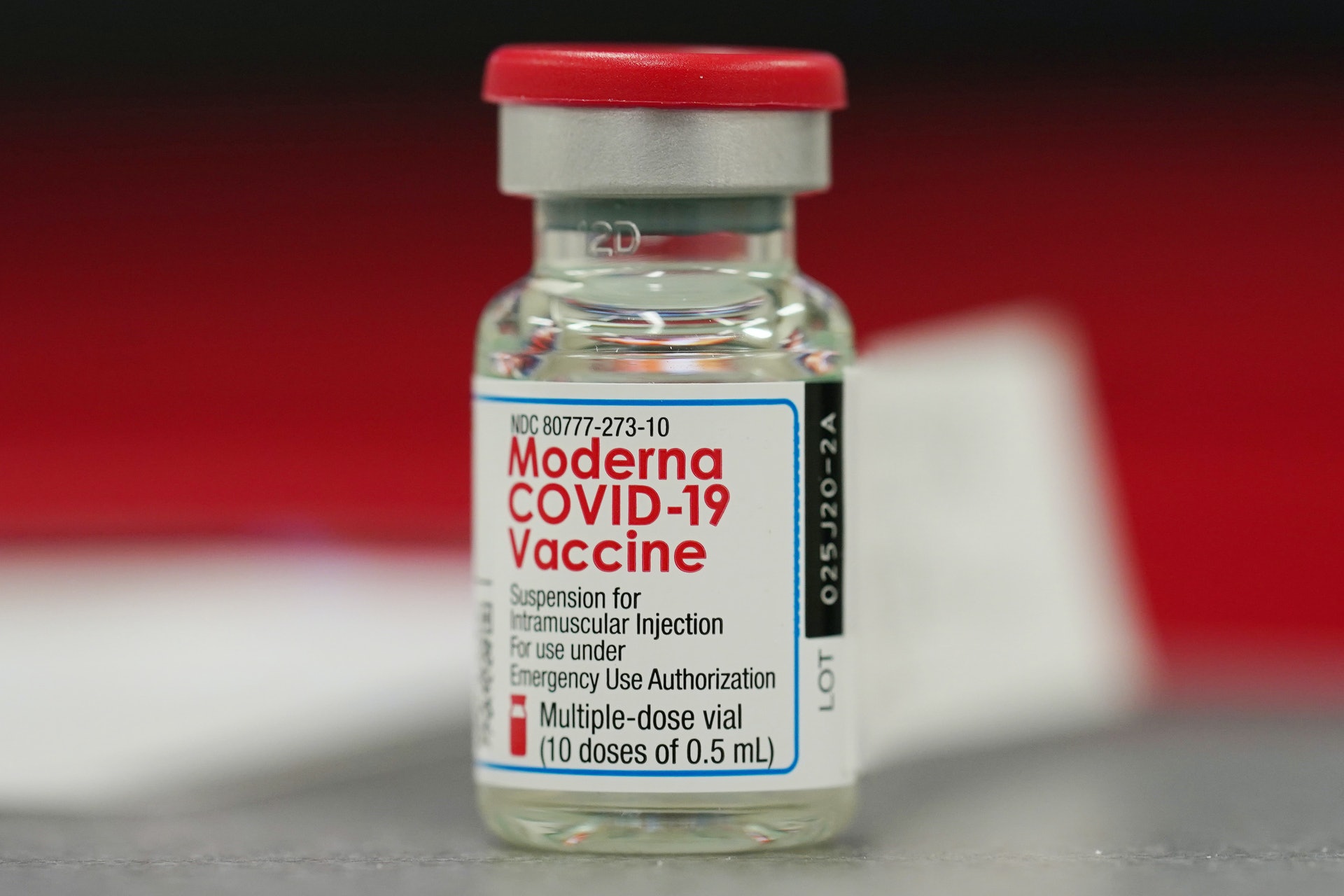美国新冠肺炎疫情：图为2020年12月23日，镜头下一瓶美国莫德纳疫苗。 （AP）