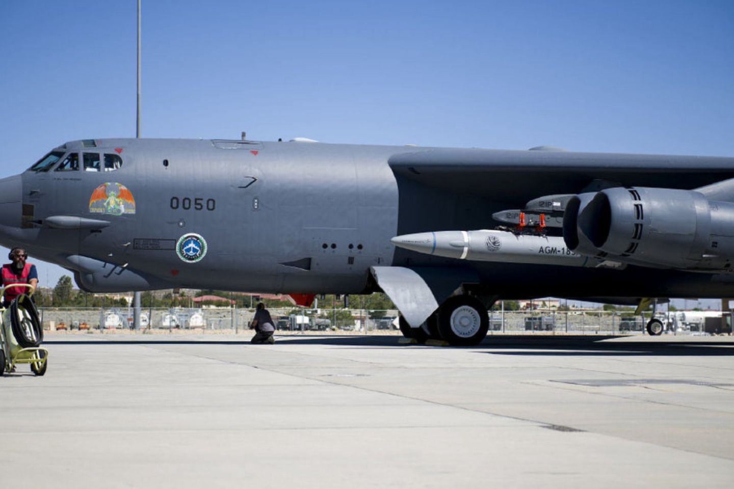 2020年8月初，美国陆军和空军公布高超音速导弹项目进展。图为美国B-52H轰炸机挂载AGM-183A。（微博@lfx160219）