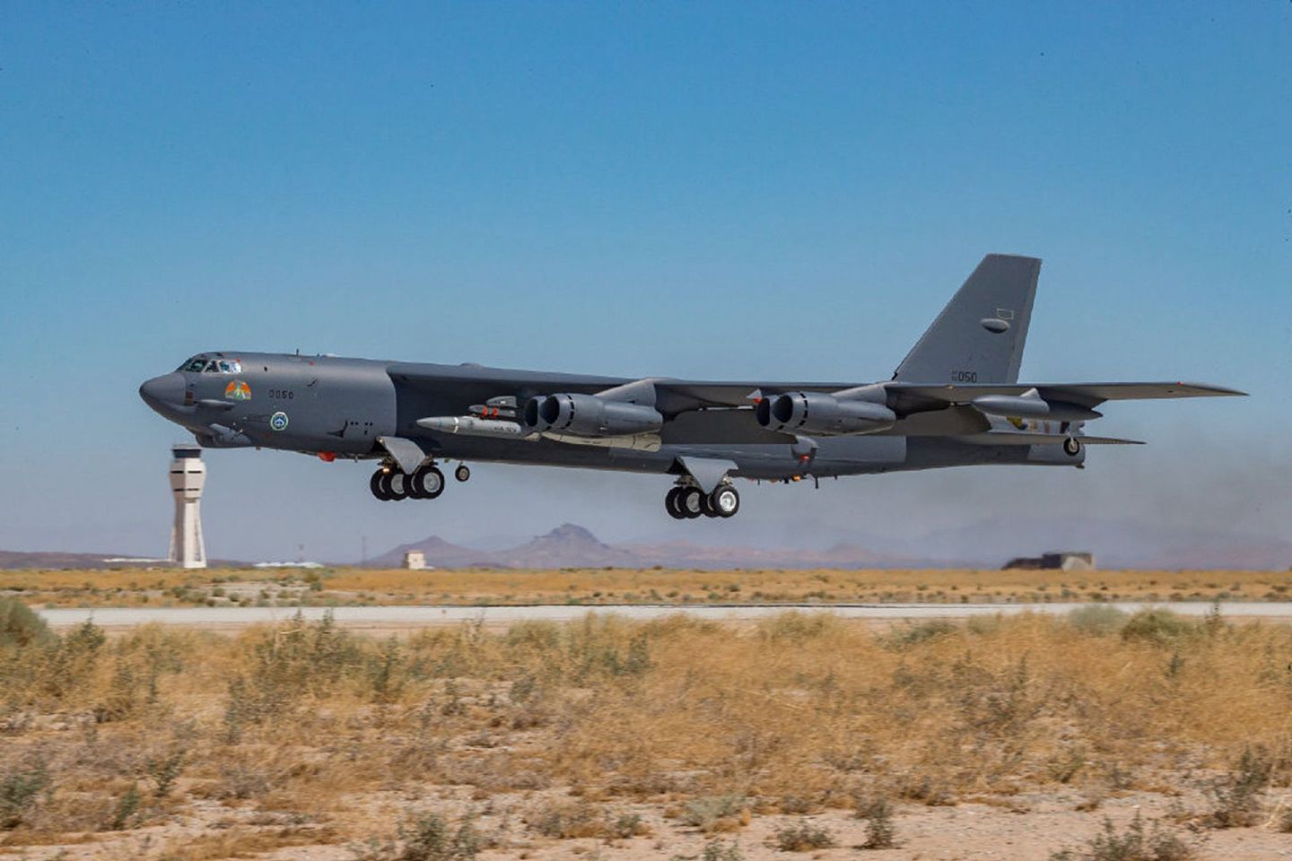 2020年8月初，美国陆军和空军公布高超音速导弹项目进展。图为B-52H挂载AGM-183A飞行测试。（微博@lfx160219）