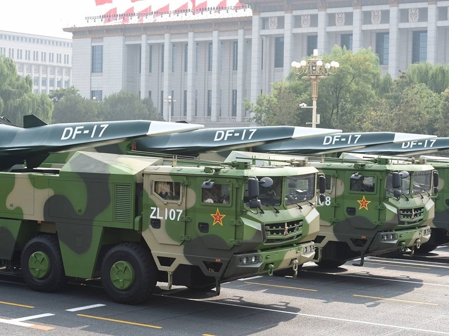 2019年10月1日，中国在阅兵上展示大量新武器。图为装备特殊弹头的东风-17弹道导弹。（新华社）
