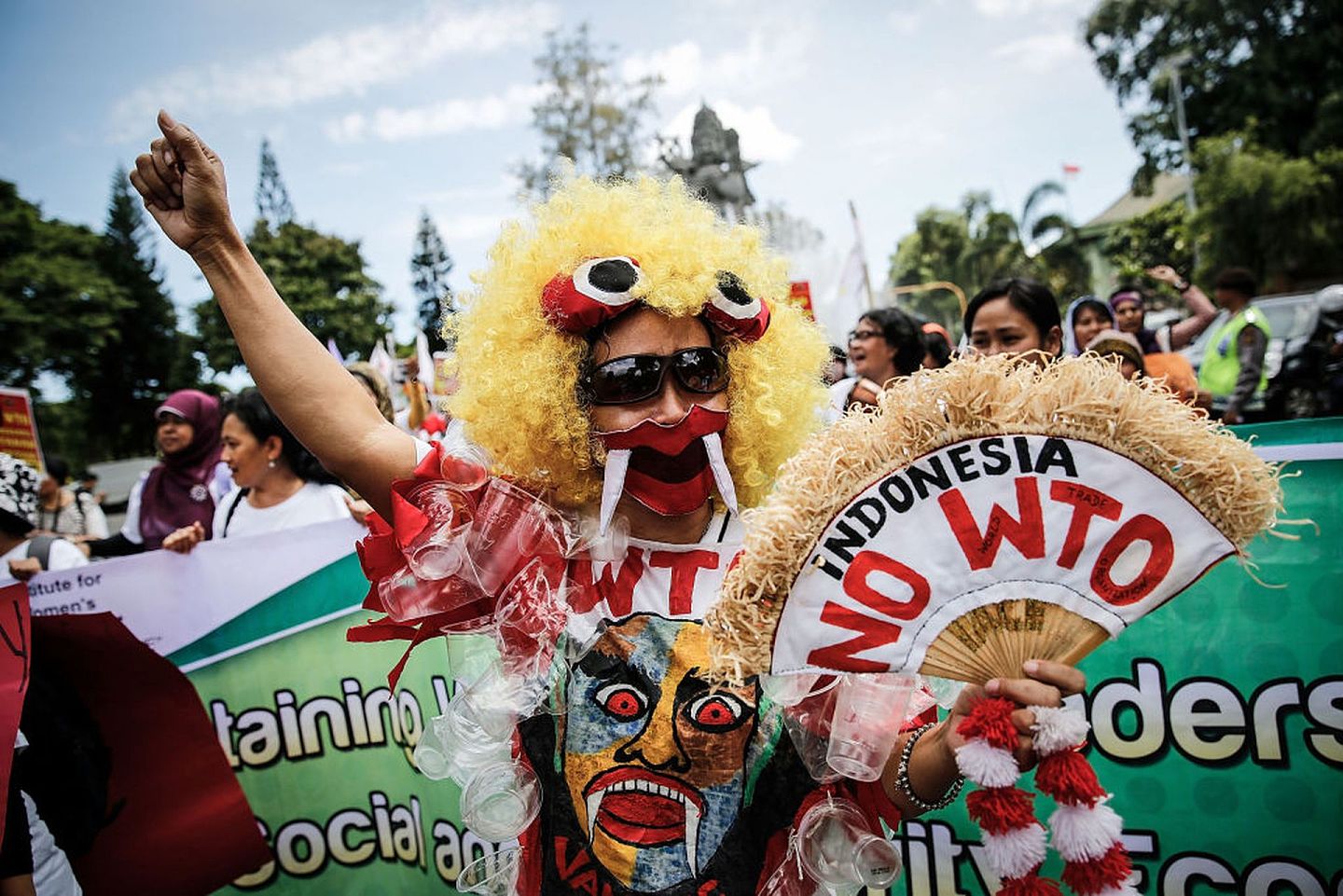 2013年12月3日，一位示威者在峇里岛登巴萨抗议印尼加入世贸组织（WTO）。印尼于1995年加入该组织。（Getty）