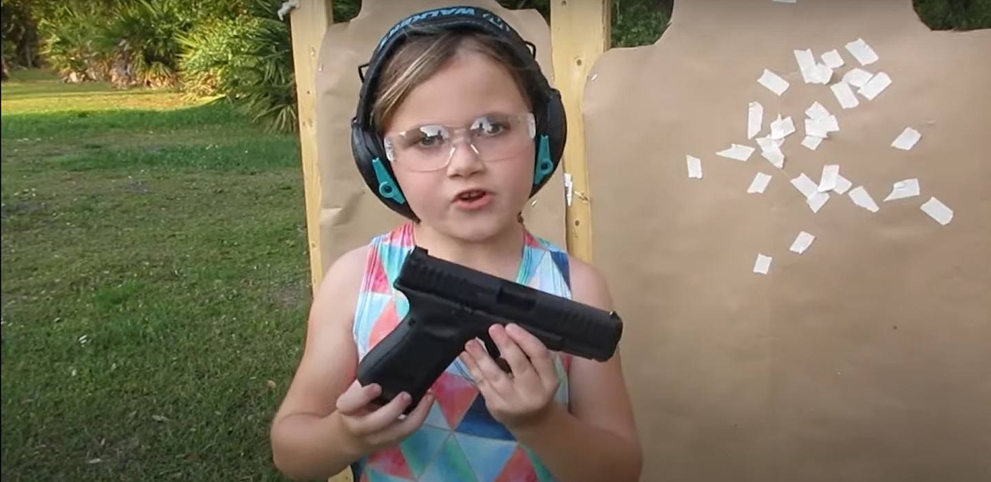 美国宾州8岁女孩芙莱在YouTube频道上介绍美国各地射击场，并亲自示范使用枪械、火焰喷射器及其他武器。 （YouTube@Autumn's Armory）