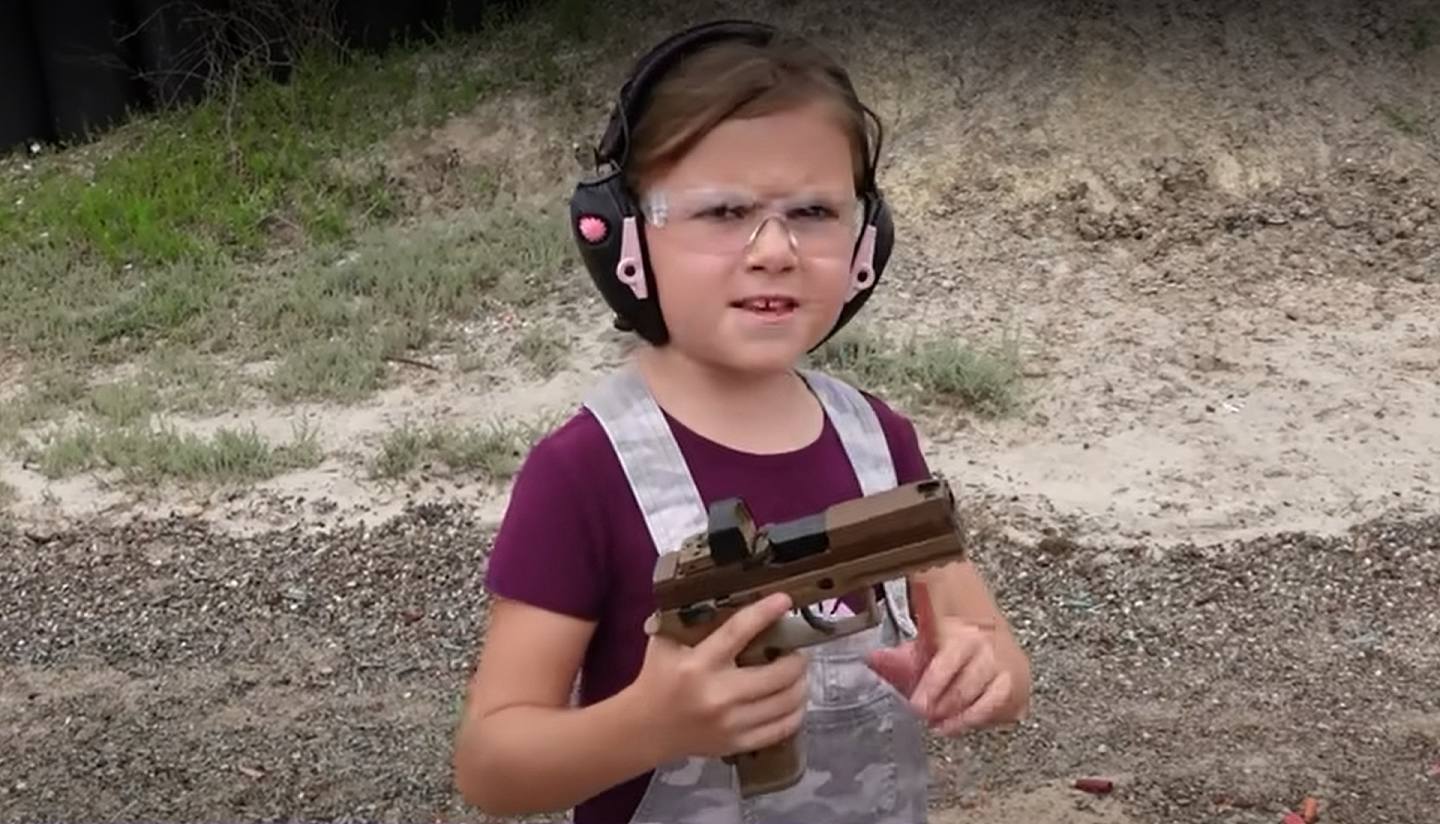 美国宾州8岁女孩芙莱在YouTube频道上介绍美国各地射击场，并亲自示范使用枪械、火焰喷射器及其他武器。 （YouTube@Autumn's Armory）